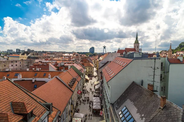 Panoramatické panoráma zobrazit starého města v Bratislavě — Stock fotografie