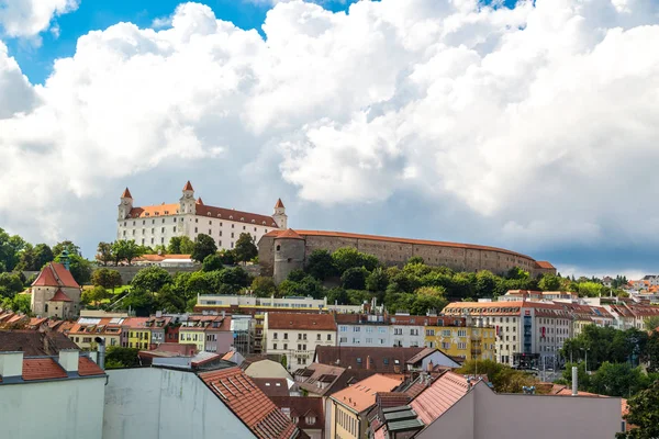 Panoramisch Cityscape bekijken van de oude stad in Bratislava — Stockfoto