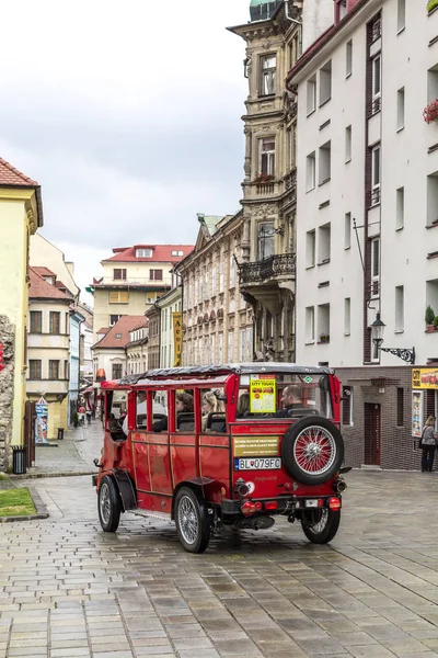 Turisty cestování autobusem v historické náměstí — Stock fotografie