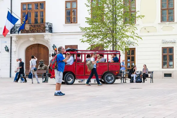 Туристы путешествуют на автобусе на исторической площади — стоковое фото