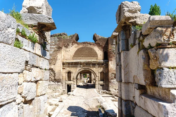 역사적인 돌 벽과 Iznik의 문을 — 스톡 사진