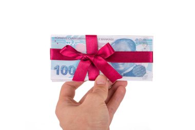Türk Lirası banknot ile şerit hediye olarak tutan el