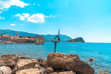 Budva 'da Dans Eden Kadın Heykeli