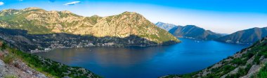 Dağdaki Kotor Körfezi Manzarası