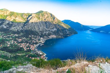 Dağdaki Kotor Körfezi Manzarası