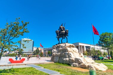 Meydandaki Skanderbeg Anıtı