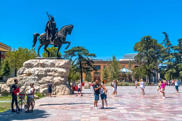 Monumento a Skanderbeg en la Plaza —  Fotos de Stock