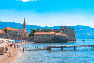 Budva 'da Kumsaldaki ve Eski Kasabadaki İnsanlar