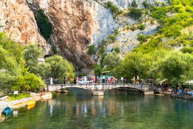Nehir üzerinde Blagaj Köprüsü