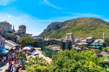 İnsanlarla Mostar Köprüsü