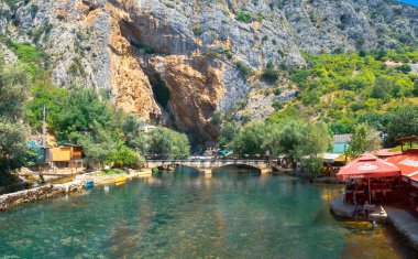 Nehir üzerinde Blagaj Köprüsü