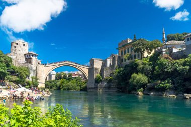 İnsanlarla Mostar Köprüsü