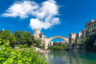 İnsanlarla Mostar Köprüsü