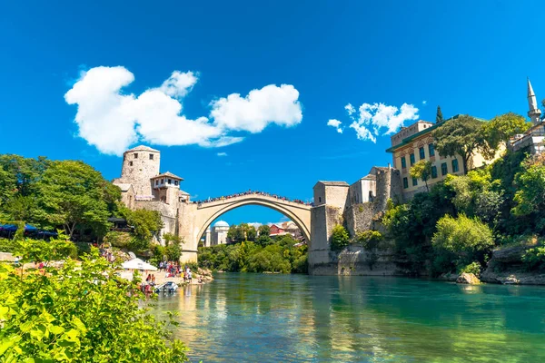 Pont Mostar avec les gens — Photo