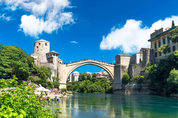 Pont Mostar avec les gens — Photo