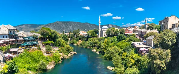 Mostar-Brücke mit Menschen — Stockfoto