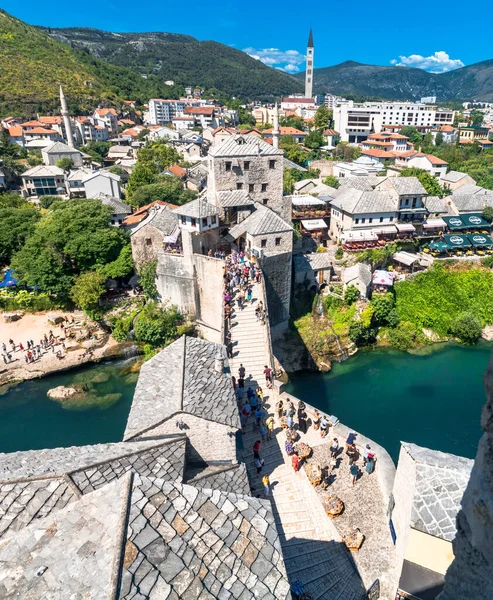 Puente Mostar con la gente — Foto de Stock