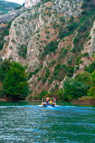 Canyon Matka avec excursions touristiques en bateau — Photo
