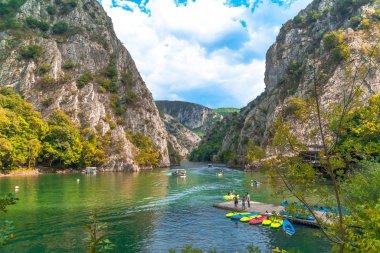 Kayak yapan insanlarla Matka Kanyonu