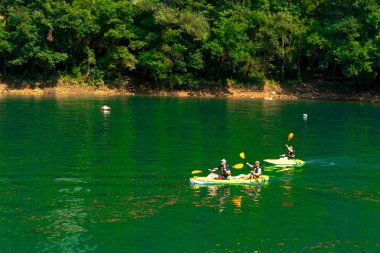 Kayak yapan insanlarla Matka Kanyonu