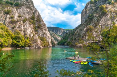 Kayak yapan insanlarla Matka Kanyonu
