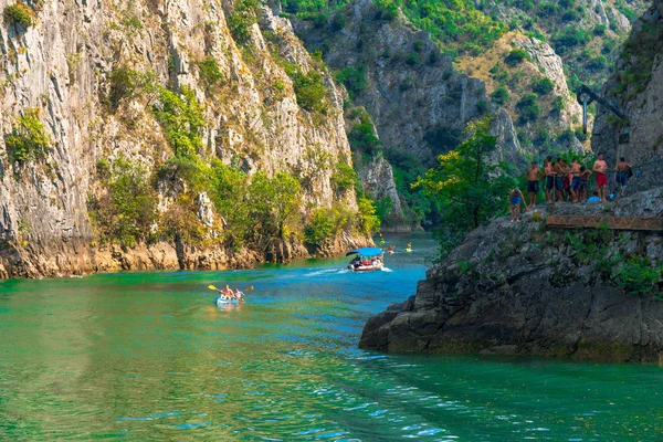 Cañón Matka con gente Kayak —  Fotos de Stock