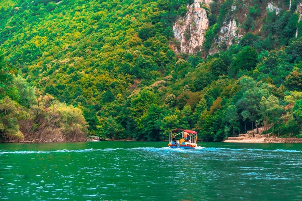 Cañón Matka con Paseos Turísticos en Barco —  Fotos de Stock