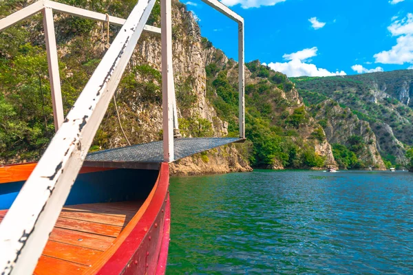 Cañón Matka con Paseos Turísticos en Barco —  Fotos de Stock