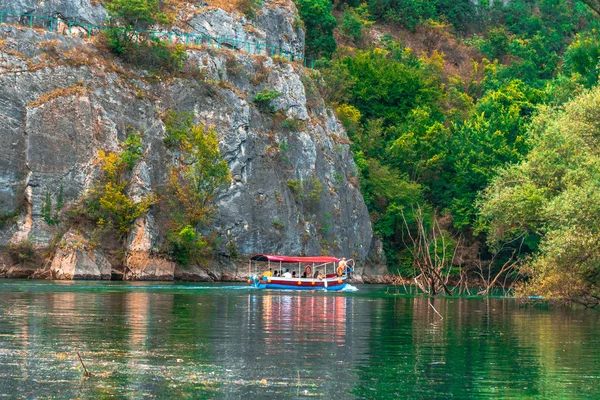 Canyon Matka avec excursions touristiques en bateau — Photo