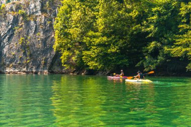Kayak yapan insanlarla Matka Kanyonu