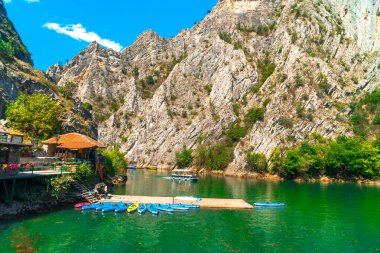 Kayak yapan insanlarla Matka Kanyonu