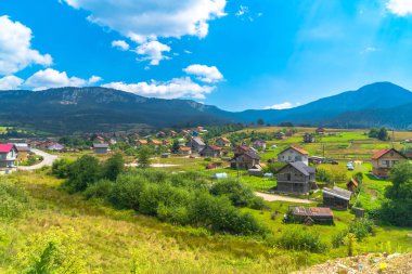 Platodaki dağ evleri dağlara aittir.