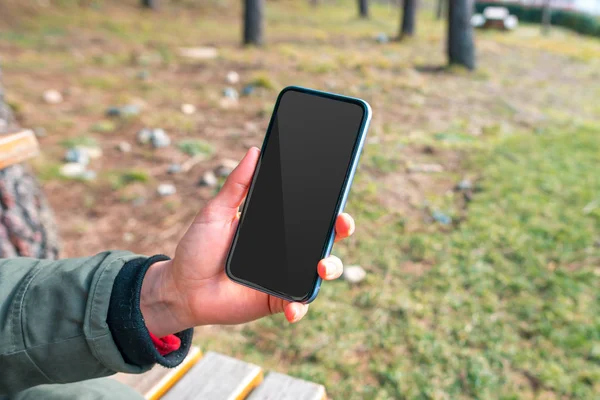 Hand Holding Black Blank Screen Phone met Blanco Scherm Buiten — Stockfoto