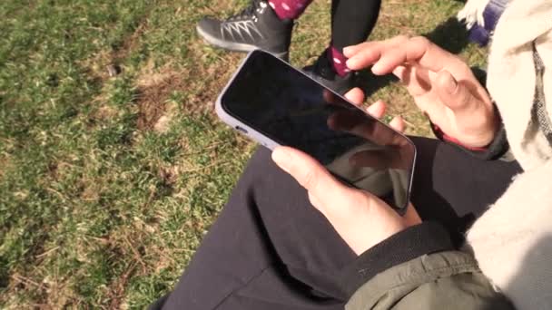 Image Maquette Téléphone Intelligent Avec Modèle Écran Blanc Vierge Femme — Video