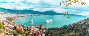 Marinayla Kızıl Kule 'nin manzarası. Alanya, Türkiye 'nin güneyinde popüler bir yer.
