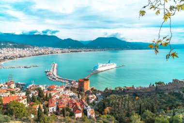 Marinayla Kızıl Kule 'nin manzarası. Alanya, Türkiye 'nin güneyinde popüler bir yer.