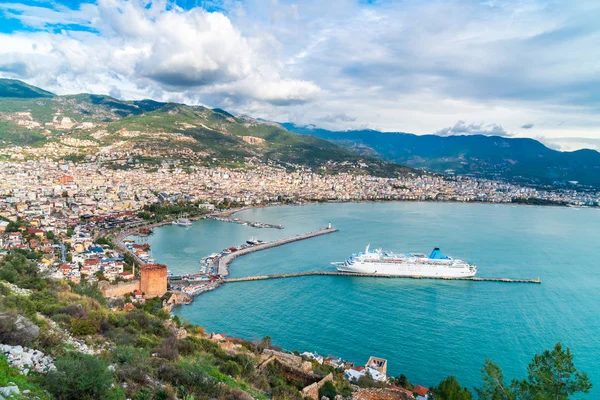 Landschap Uitzicht Rode Toren Met Jachthaven Alanya Een Populaire Bestemming — Stockfoto