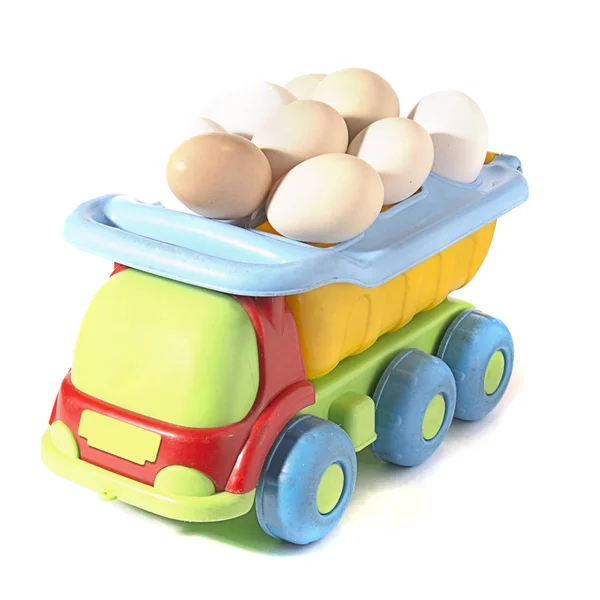 Jaj Kurzych Samochód Zabawki Białym Tle Pustą Kartą Abstrakcyjna Koncepcja — Zdjęcie stockowe