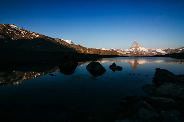 sabah dağ matterhorn gölge bir göl ile. İsviçre Zermatt