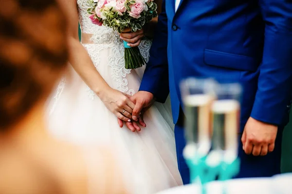 düğün töreni, çift ellerini tutar