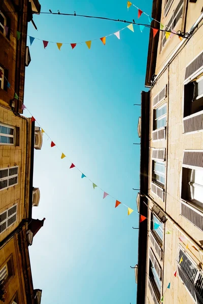  çok renkli bayraklar festival festival hakkında antik mimari evler arasındaki mavi gökyüzü karşı gergin