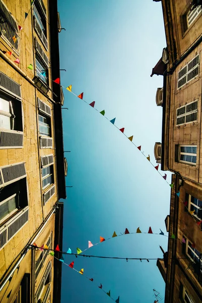  çok renkli bayraklar festival festival hakkında antik mimari evler arasındaki mavi gökyüzü karşı gergin