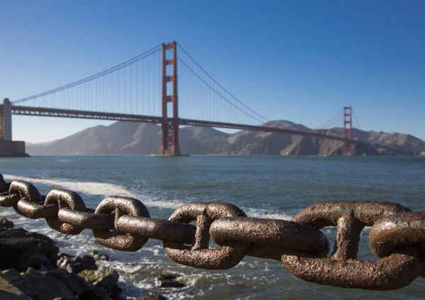 Golden Gate Bridge v Kalifornii a modré moře — Stock fotografie