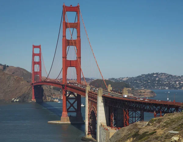 Golden Gate Bridge in California, e il mare blu — Foto Stock