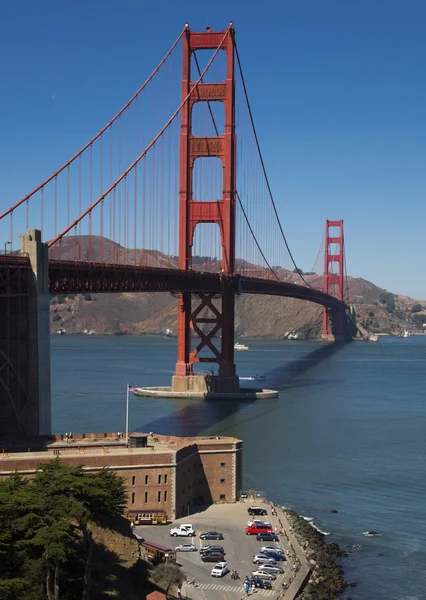 Golden Gate Bridge in California, e il mare blu — Foto Stock