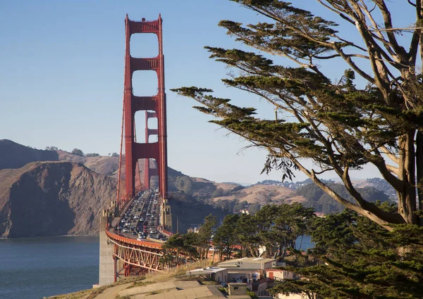 Golden Gate Bridge in California, e il mare blu — Foto Stock