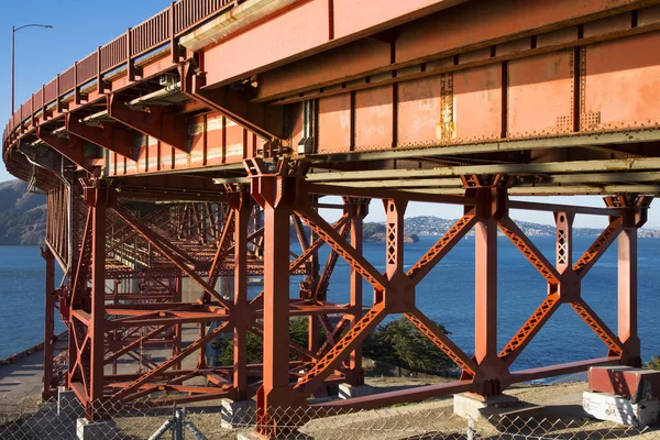 Golden Gate Bridge in Californië en de blauwe zee — Stockfoto