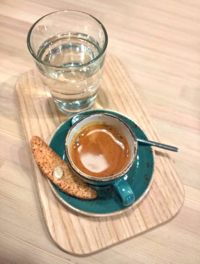 Tahta bir masada, fincanda kahve.