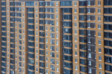 yeni çok katlı evler tuğla ve birden çok pencere