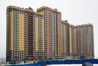 yeni çok katlı evler tuğla ve birden çok pencere